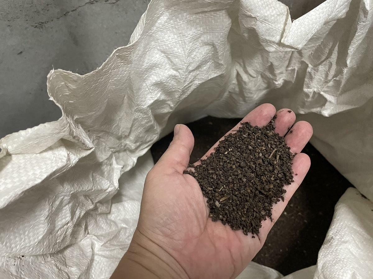 越南進口黑胡椒殼檢出蘇丹色素四號。 圖：高雄市衛生局提供