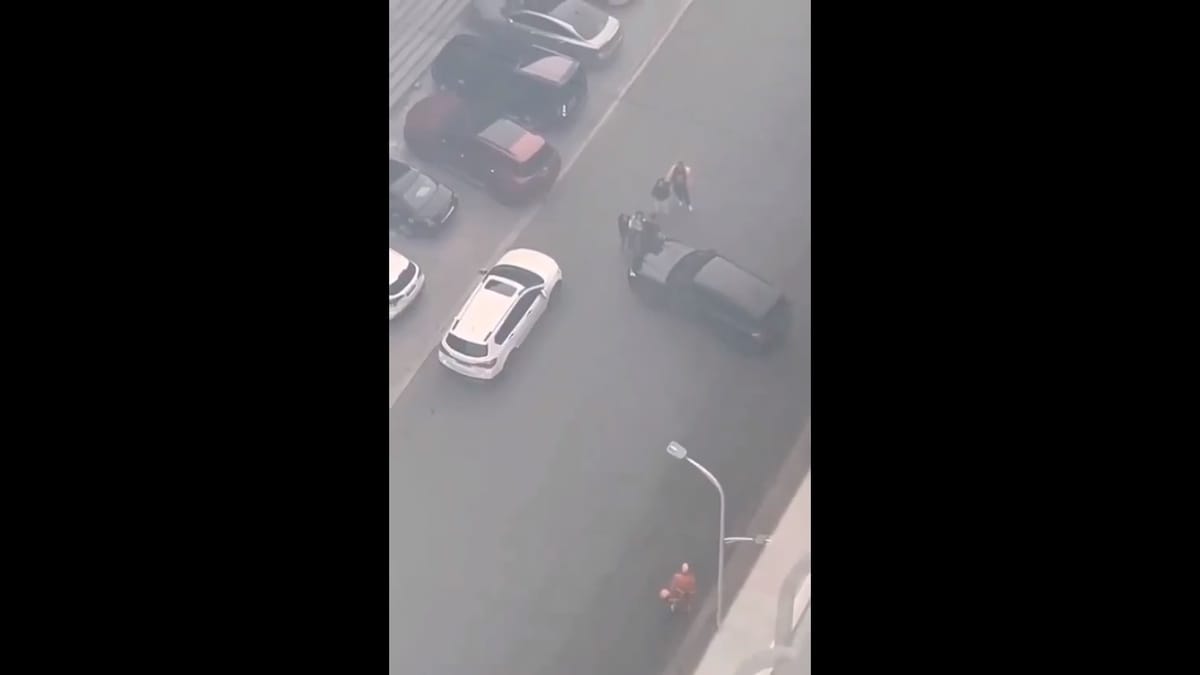 遼寧省調兵山市 11 日發生一起汽車衝撞事故，雙方疑似爆發糾紛，駕駛不滿直接進行衝撞。 圖：擷取自 @whyyoutouzhele X 分享影片