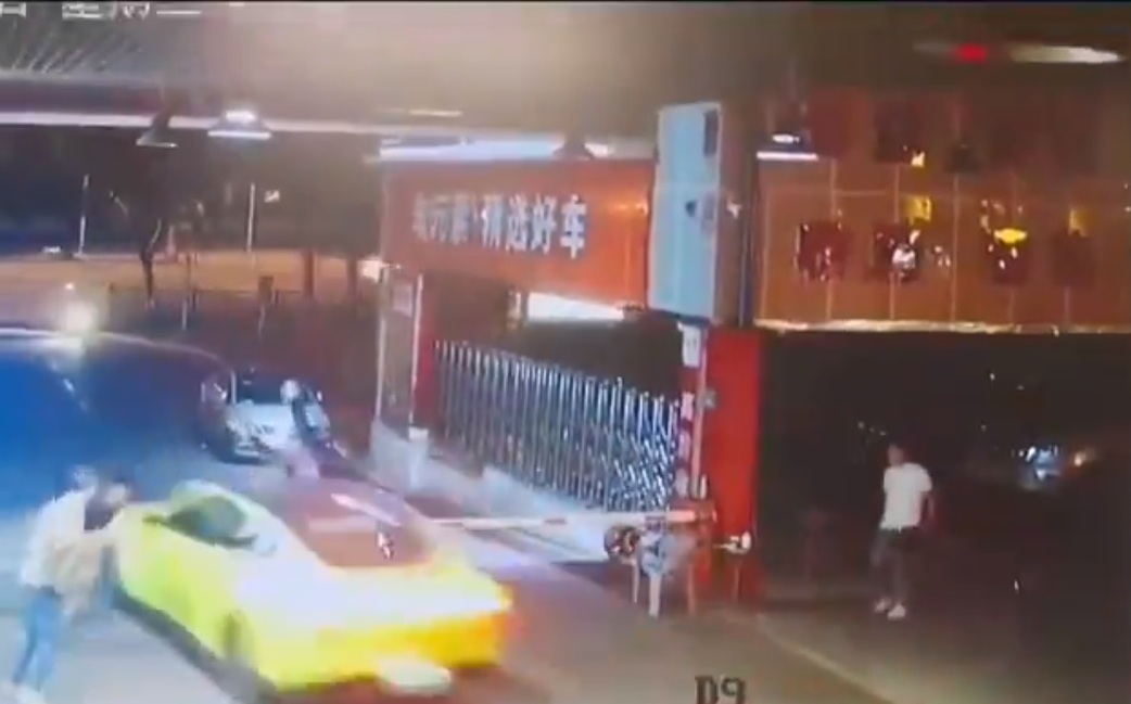 (影) 中國汽車愛玩「人體保齡球」？ 杭州、遼寧、廣東開平都傳惡意撞人事故