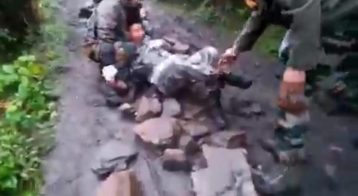 中國解放軍遭印度軍隊俘虜。 圖：截自「 x 」@__Inty__