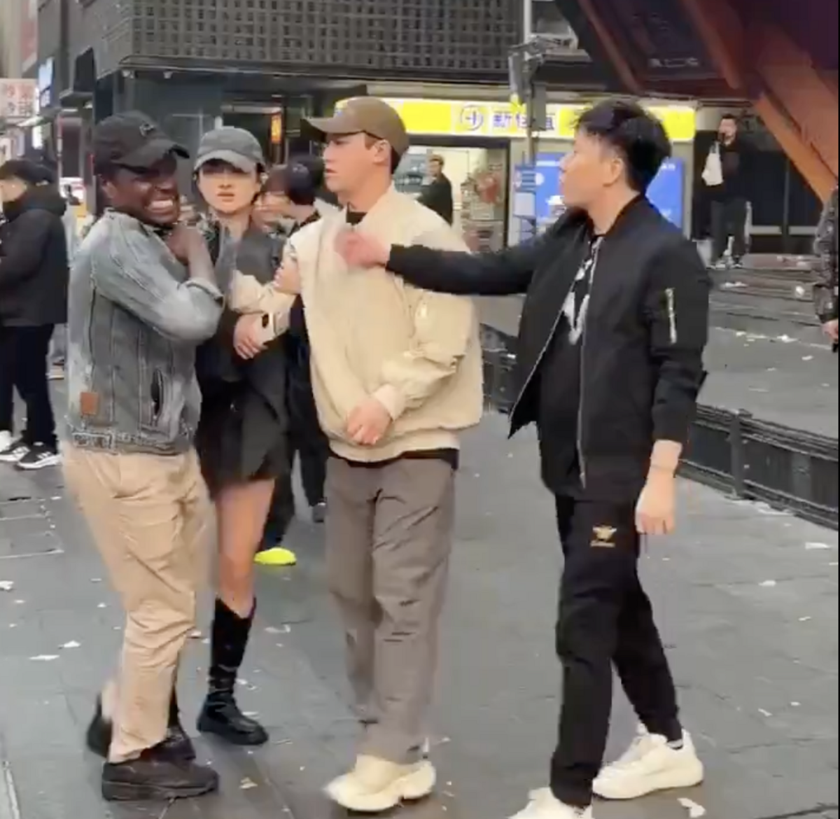 一位非裔男子在湖南長沙解放西街，調戲女生，周圍幾名男士看不下去，抓住他要求向女生道歉! 圖：截自「 x 」@zhihui999