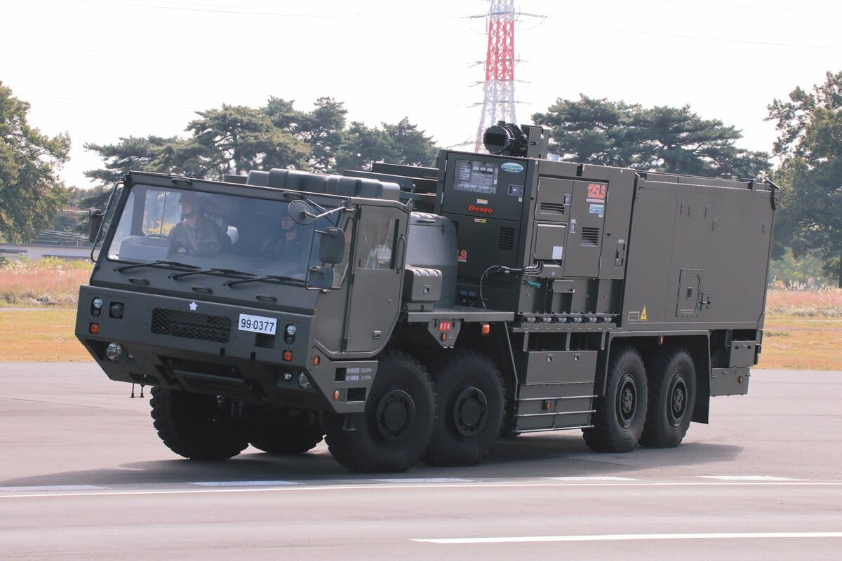 日本自衛隊在成立70週年閱兵式上，首次展示新型車載雷射防空系統。 圖：翻攝「X」@AyumiFurukawa