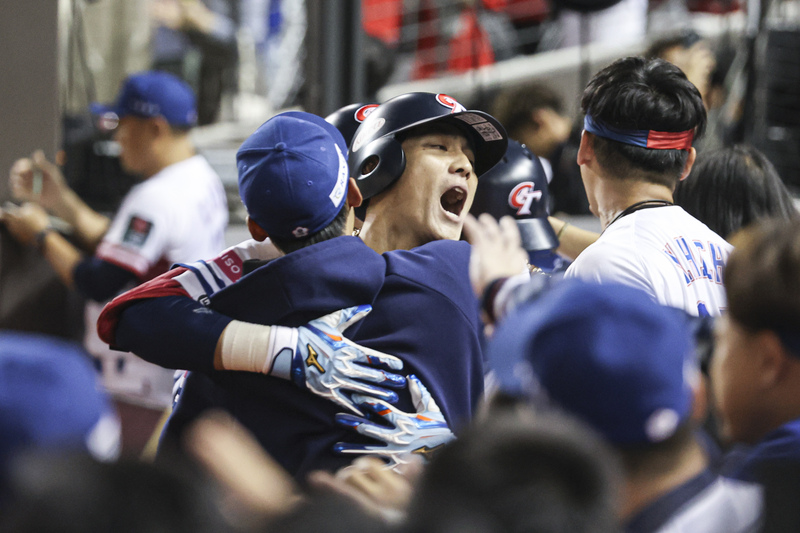 世界12強棒球賽台灣隊13日B組預賽首戰登場，晚間在台北大巨蛋與韓國隊交手。比賽2局下，台灣隊陳晨威（中吶喊者）轟出滿貫砲、帶動全隊攻勢，回到休息區時與隊友開心擁抱致意。 圖：中央社