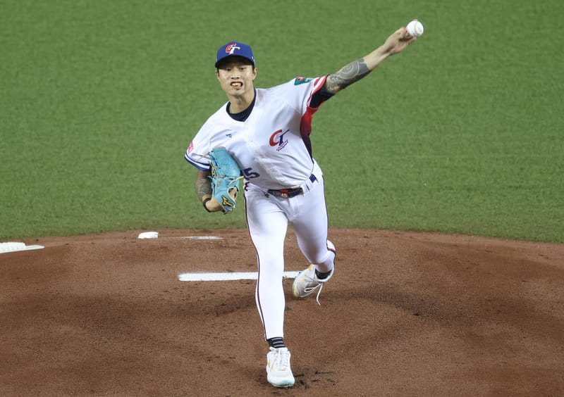 世界12強棒球賽B組預賽13日點燃戰火，台灣隊首戰在台北大巨蛋與韓國交手，由左投林昱珉（圖）先發登板，主投4.2局後退場。 圖：中央社
