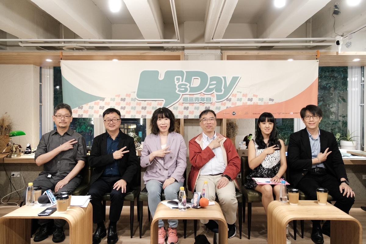 Y’s Day「週三青年日」今（13）日晚上舉辦第79場活動「小島大戰略——離島在兩岸關係中的角色」。舞臺上由左至右為王韻 、羅文嘉、江雅綺、陳俐甫、陳玟亘、董思齊。 圖：Y’s Day「週三青年日」提供