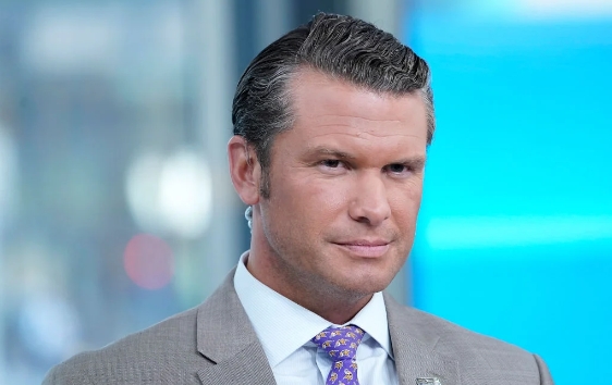 川普考慮將國防部長提名人選皮特·海格塞斯（Pete Hegseth）換成德桑蒂斯。 圖 : 翻攝自央視新聞