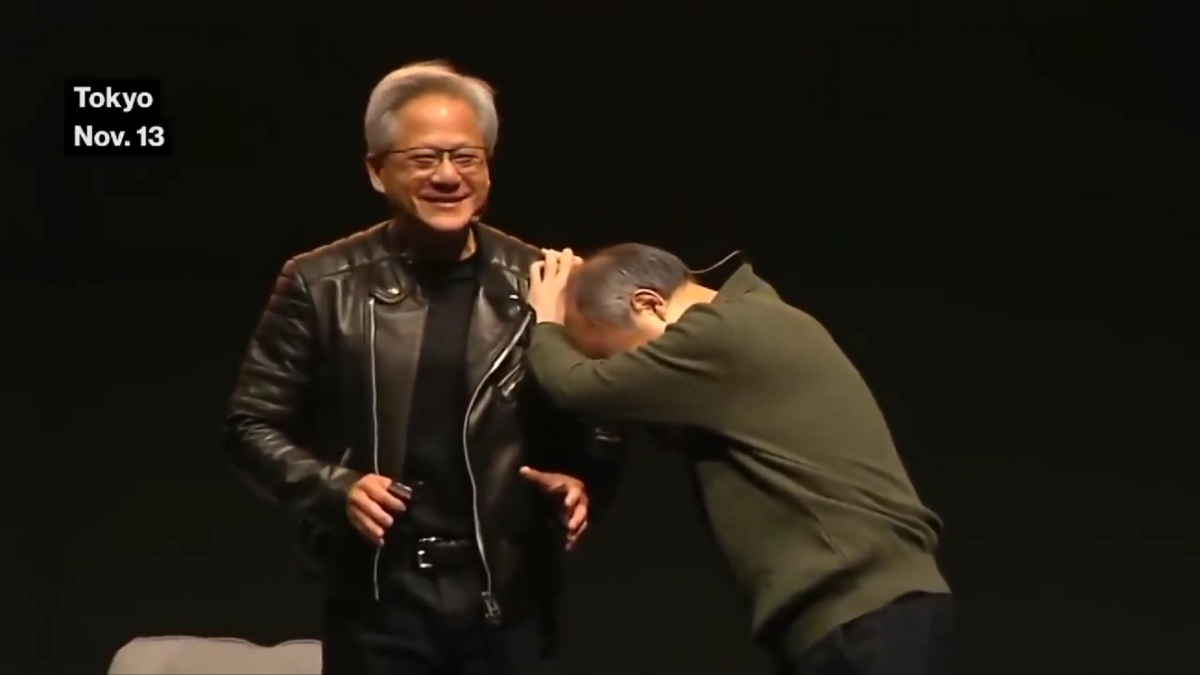 黃仁勳一度調侃孫正義，開玩笑說：「你們知道嗎？老孫曾經是 Nvidia 最大的股東！」言談間，孫正義不禁笑了一下，隨後更戲劇性地將頭靠在黃仁勳的肩膀上，似乎暗示當年他已經將股份出售。 圖:翻攝自影片