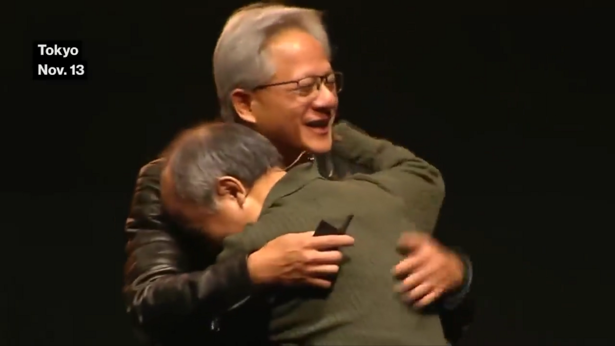黃仁勳不忘安慰他，並繼續透露一個有趣的往事：十年前，孫正義曾建議黃仁勳應該用他的資金買下整個輝達，並將其與軟銀合併，因為當時市場低估了輝達的潛力。 圖:翻攝自影片