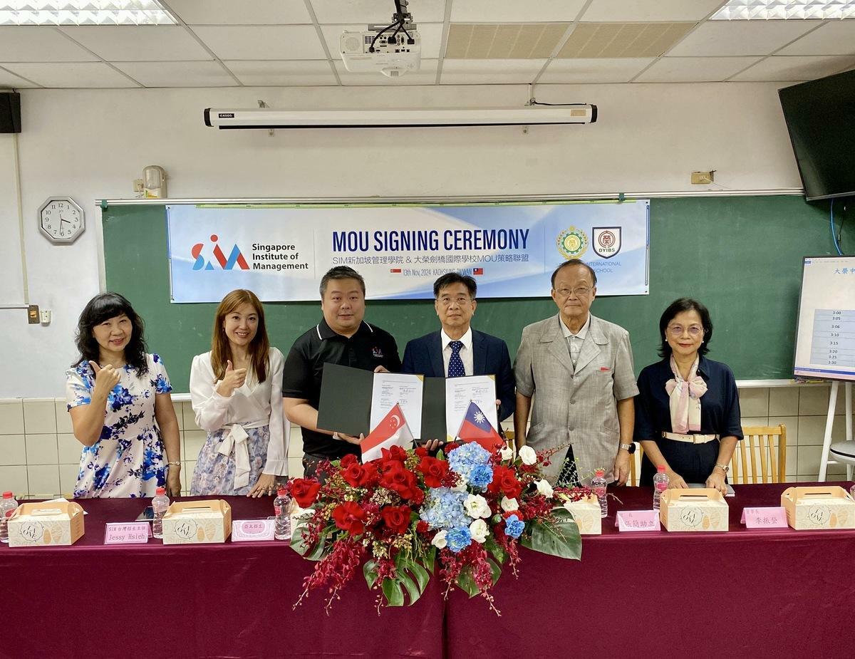 高雄大榮國際雙語學校與新加坡管理學院簽署MOU。 圖：高雄市教育局提供