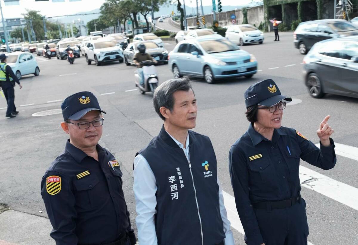 台北市警局局長李西河（中）今(14)日上午尖峰時間再赴內科視察周邊交通，發現上午尖峰國道汐五高架堤頂交流道及堤頂大道(市民高架、基隆路)車流量增加、速率提升較改善前順暢許多。 圖：圖：台北市警局交通大隊提供