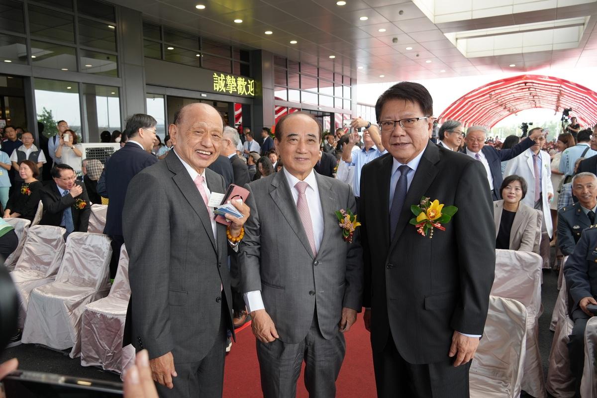 潘孟安(右)、王金平(中)到場向黃明和(左)祝賀。 圖：高雄秀傳紀念醫院提供