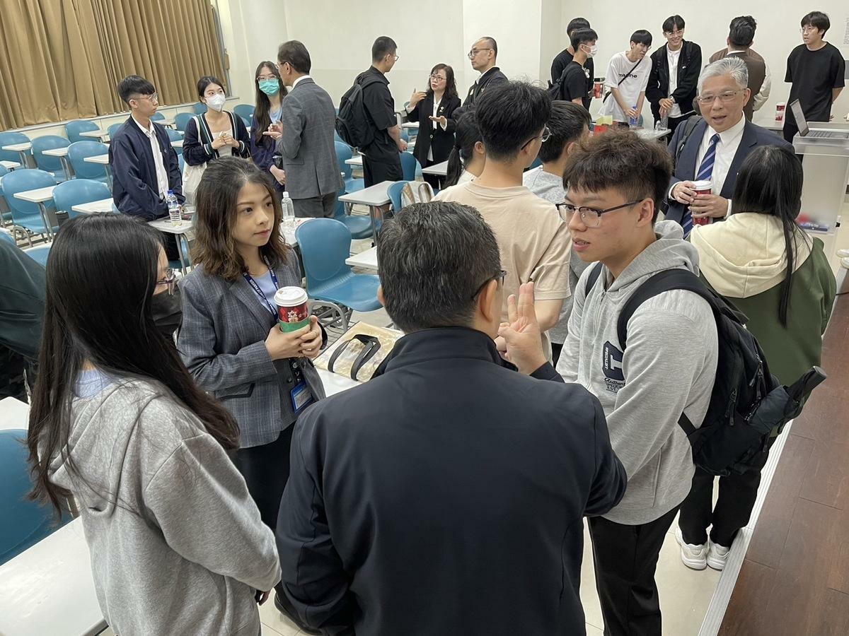 世新大學財務金融學系「金融行銷企業聯合實習說明會」，金融高階主管傾囊相授，參與學生受益良多。 圖：世新大學財務金融學系提供
