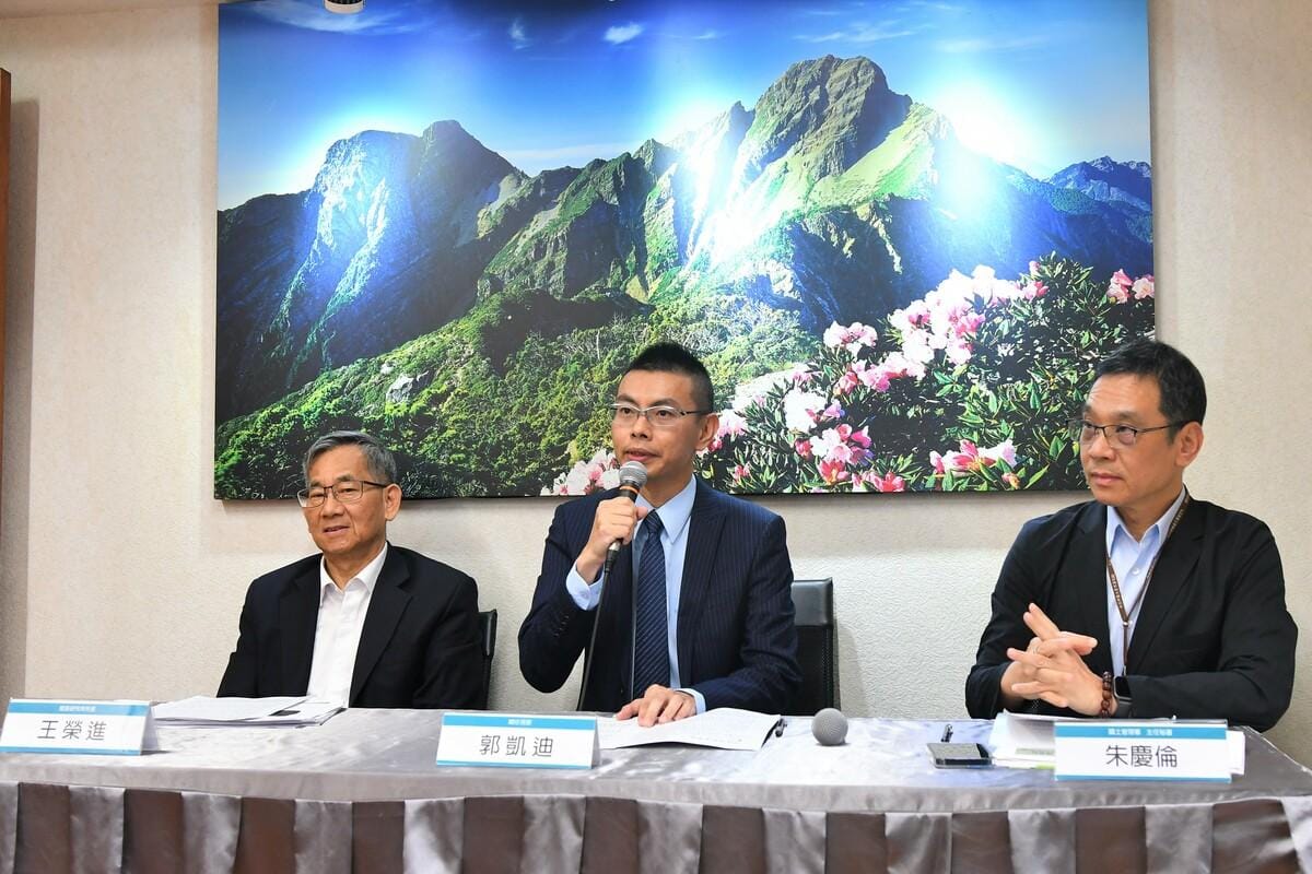 內政部今(14)日部務會報安排國土管理署報告「建築物設置太陽光電發電設備標準」草案，會後舉行記者會說明。 圖：內政部提供
