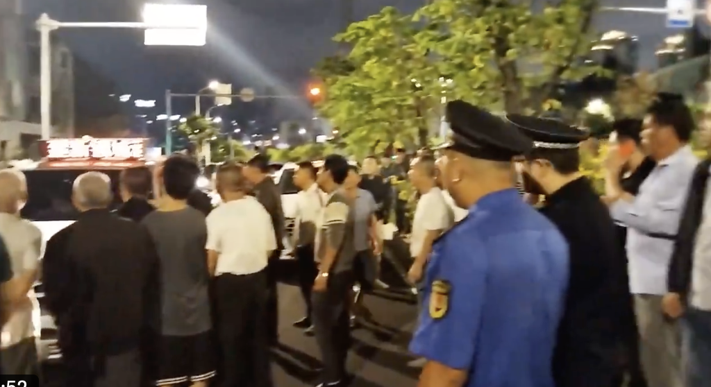 中國福建福州市的大批居民將一輛城管執法車包圍，拍打車輛引擎蓋並要求車內執法人員下車，現場警察到場維穩，但事件原因尚未清楚。 翻攝自 X 李老師不是李老師