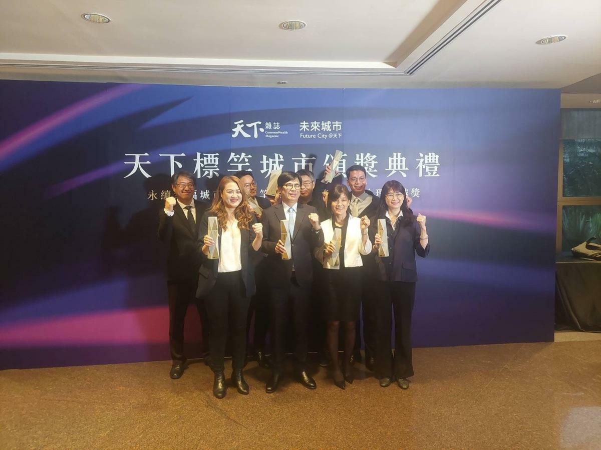 《天下雜誌》 2024 天下標竿城市頒獎典禮，高雄市榮獲永續幸福城市六都組冠軍、2024 年度卓越城市獎。市長陳其邁率領獲獎環保局、經發局、觀光局、財政局、毒防局共同領獎。 圖：高雄市政府提供