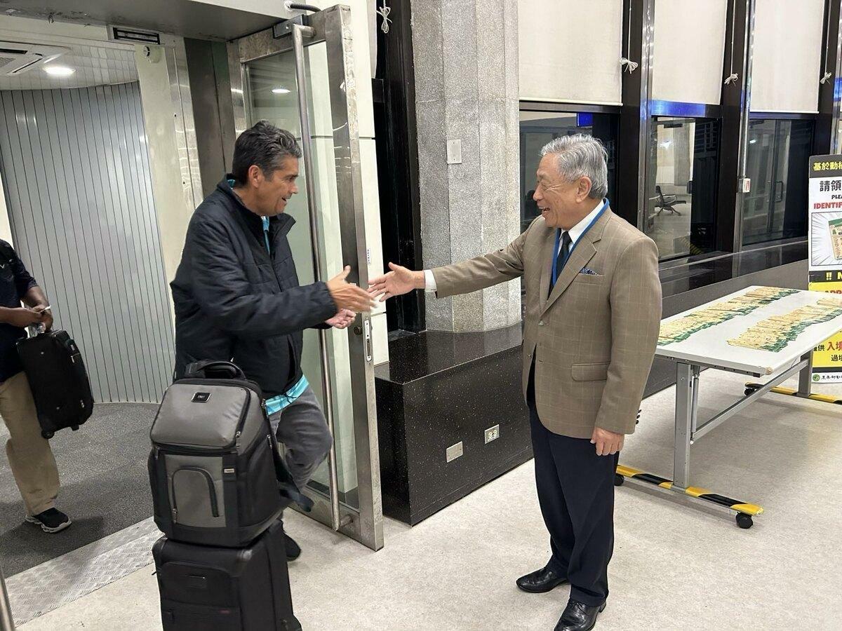 外交部政務次長田中光（右）歡迎帛琉總統惠恕仁來台轉機。 圖：外交部/提供