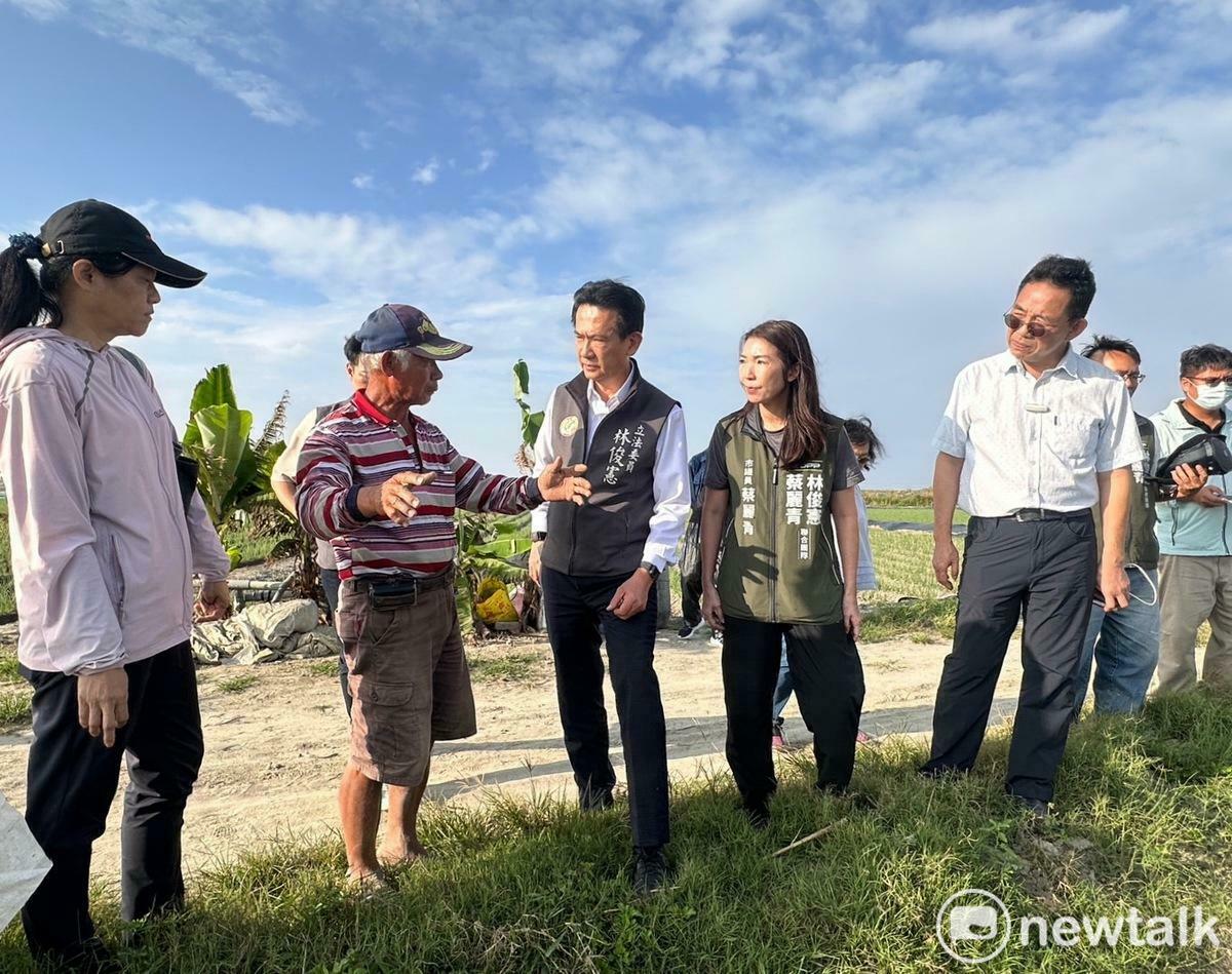 立委林俊憲與市議員蔡麗青會同農糧署南區分署分署長陳立儀等人前往紅蔥頭產地現場會勘。針對紅蔥頭災損嚴重，林俊憲表示已爭取列入災損補助。 圖：林俊憲服務處提供