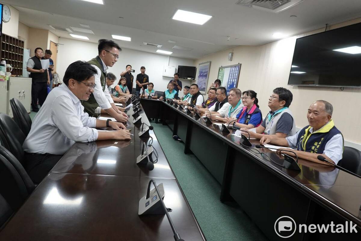 教育產業工會所屬台南市產業總工會理事長林再亨及各工會理事長20餘人，陪同教育產業工會理事長陳葦芸拜會台南市議會三黨黨團，尋求各黨支持教師簽訂團體協約， 圖：南市教育產業工會提供