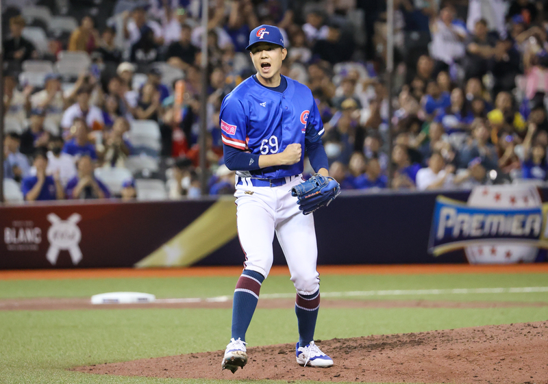 5局結束，台灣隊黃子鵬（圖）投出4次三振、無安打無失分，封鎖對手打線。 圖：中央社