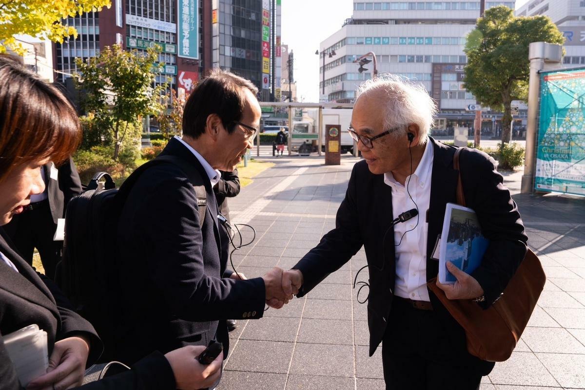 林欽榮(左)參訪大阪，大阪府建築士事務所協會會長樋上雅博(右)親自接待。 圖：高雄市政府提供
