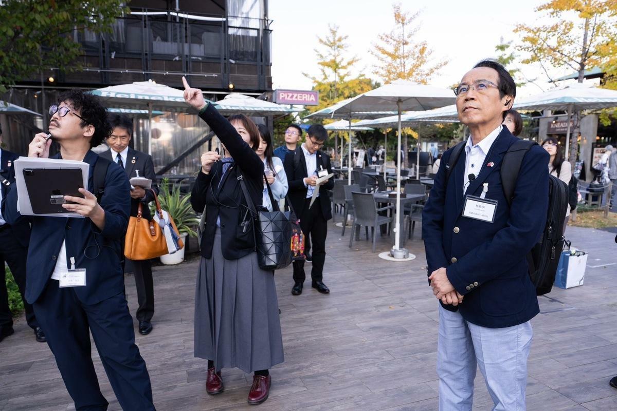 林欽榮(右)參訪大阪「阿倍野地區TOD」。 圖：高雄市政府提供