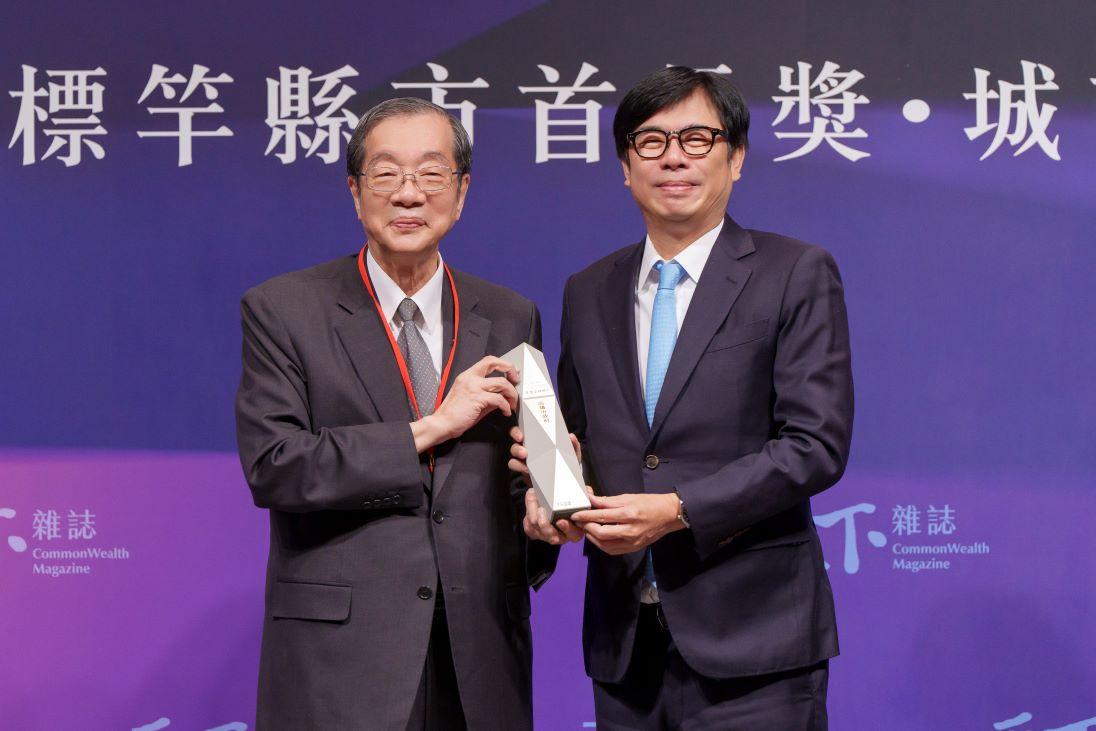 陳其邁(右)自前考試院長黃榮村(左)手中接下2024年度卓越城市獎。 圖：高雄市政府提供