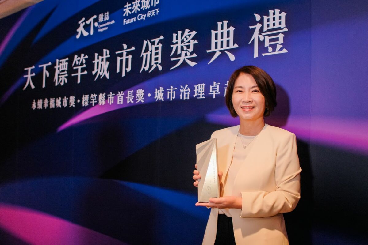 周春米接受天下雜誌頒獎時表示非常珍惜這份肯定。 圖：屏東縣政府提供