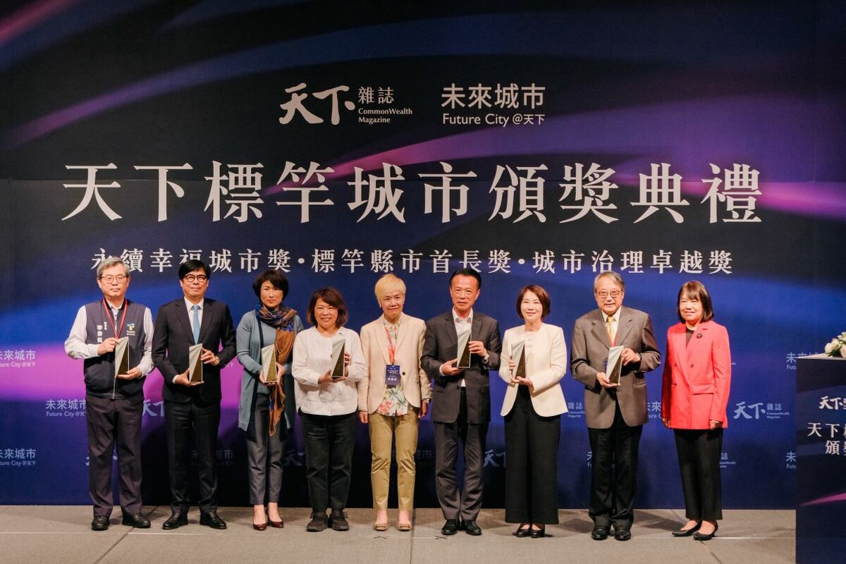 周春米(右三)在全國22位縣市首長中，施政滿意度排名第3。 圖：屏東縣政府提供