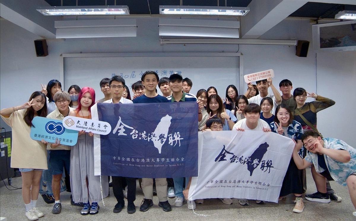 陸委會蔡孟潔科長及勞發署副研究員劉濬誠與北區各校幹部合影。 圖：台港經濟文化合作策進會提供
