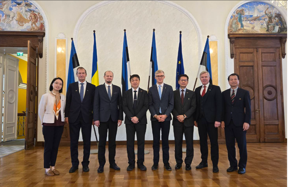 左起依序：傳譯趙瑩小姐、楊森議員（Jüri Jaanson）、柏安笛議員（Anti Poolamets）、沈有忠副主委、友台小組主席裴克多議員（Kristo Enn Vaga）、李憲章大使、賴克雷議員（Kalle Laanet）和朱祐誼處長。 圖：陸委會提供
