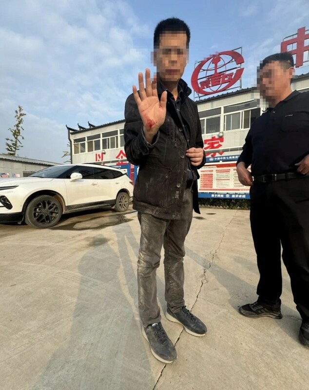 記者王文志及程子龍在現場進行採訪時，遭多名人員暴力襲擊。 圖:擷自騰訊網《瀟湘晨報》