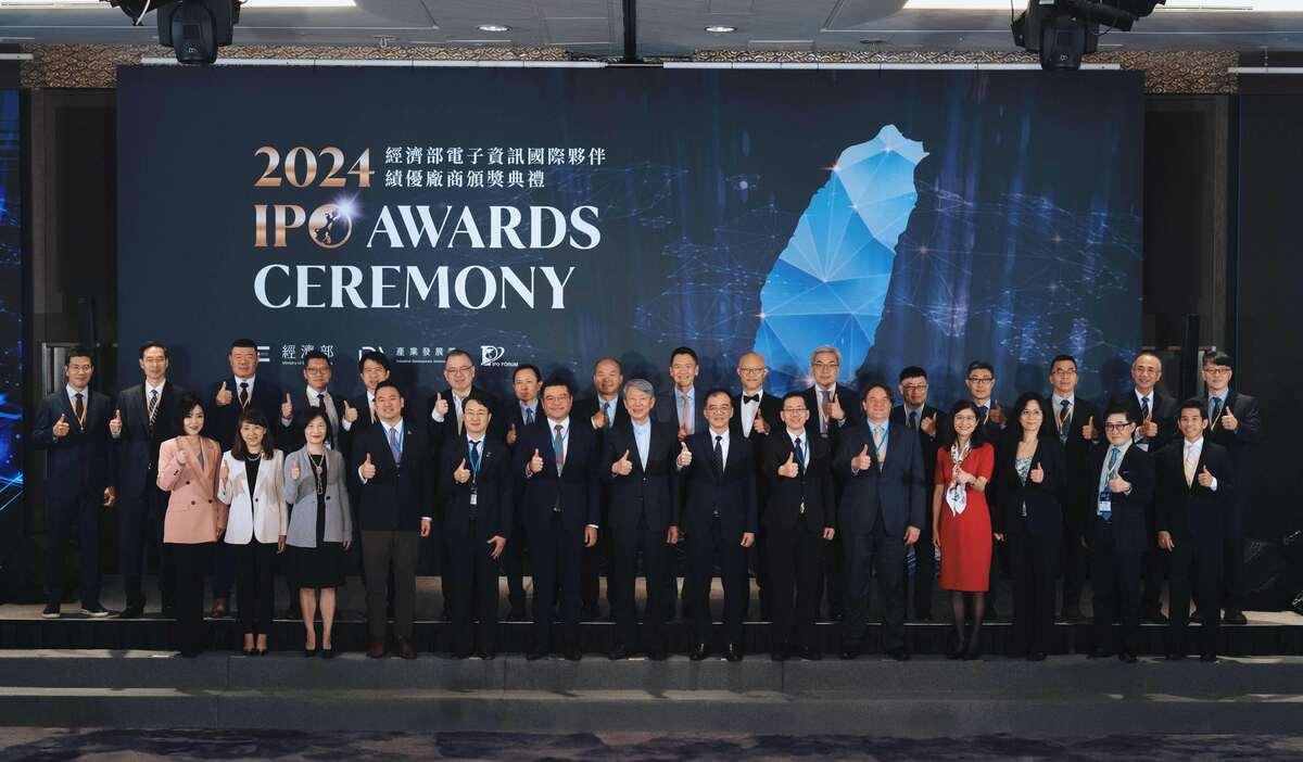 2024經濟部電子資訊國際夥伴績優廠商頒獎典禮大合照。 圖: 經濟部產發署/提供