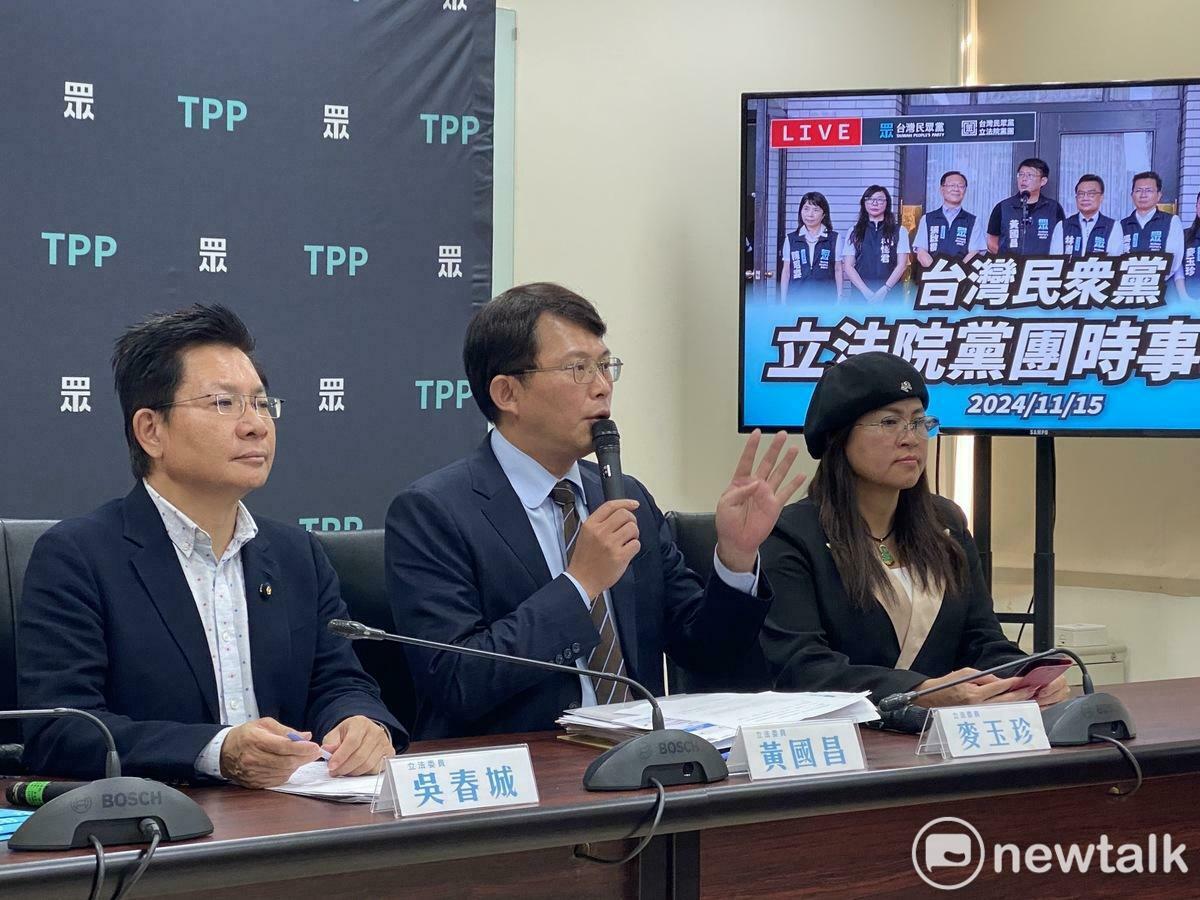 民眾黨團總召黃國昌（中）、副總召吳春城（左）、幹事長麥玉珍（右）。 圖：周煊惠 / 攝