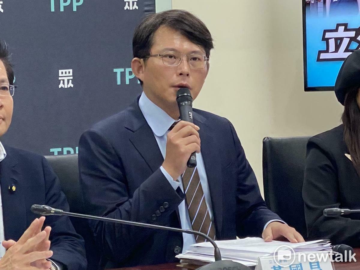 國民黨計畫在下週三 ( 20 ) 於立法院內政委員會審議《公職人員選舉罷免法》修正草案，民眾黨的立場則較為保守，黨總召黃國昌表示，只同意加嚴罷免連數的要件和程序，但認為目前並不是調整罷免門檻的合適時機。 資料照片：周煊惠 / 攝