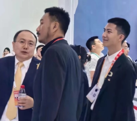 中國演員胡軍(中)與兒子胡皓康(右)兩人於 12 日共同出席參觀珠海航展，並接受媒體訪問。 圖：翻攝自 娛樂圈十三太保