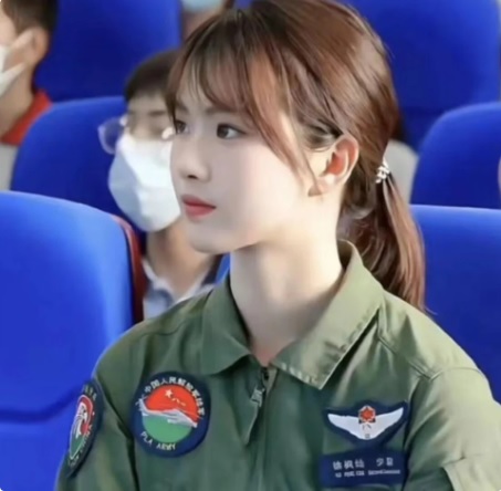 中國解放軍陸軍航空兵的女飛行員徐楓燦也因亮麗的外表，成為民眾們關注的焦點。 圖：翻攝自 娛樂圈十三太保