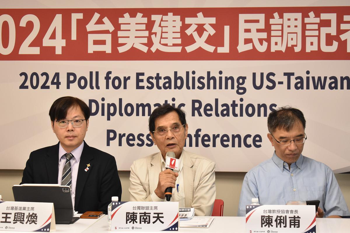 台獨聯盟所做的「國家認同民調」出爐，  台獨聯盟主席陳南天（中）表示，民調顯示，若現狀無法維持 ，有61%傾向獨立。   圖：台獨聯盟提供