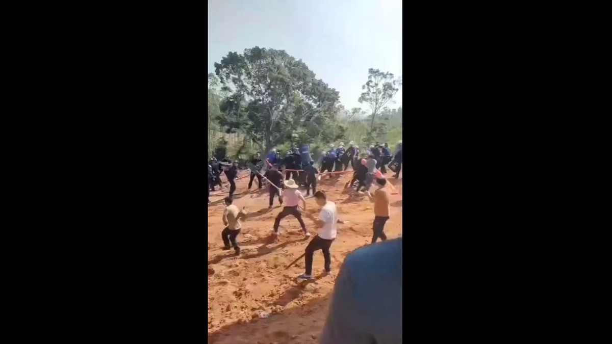 近期廣西省欽州市又爆發居民不滿土地遭強徵，與警方發生激烈衝突的事件，造成超過 10 位村民受傷， 20 位以上村民遭到逮捕。 圖：擷取自 @Liddd517 X 分享影片
