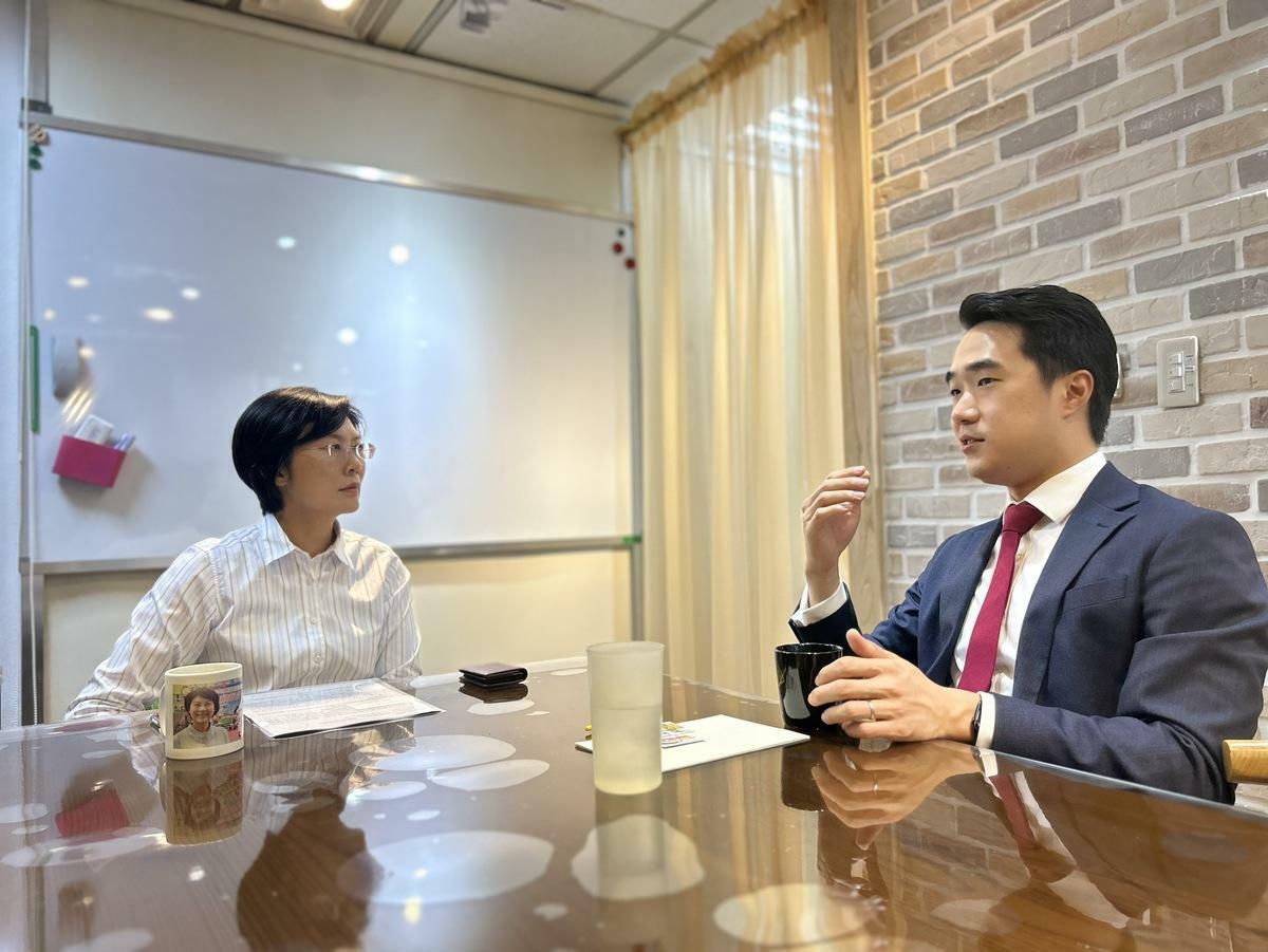 林岱樺(左)與蕭偉雄(右)就經濟發展與城市治理交換意見。 圖：林岱樺服務處提供