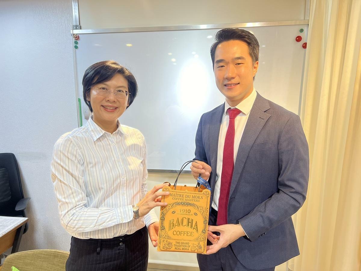 蕭偉雄(右)拜會立法委員林岱樺。 圖：林岱樺服務處提供