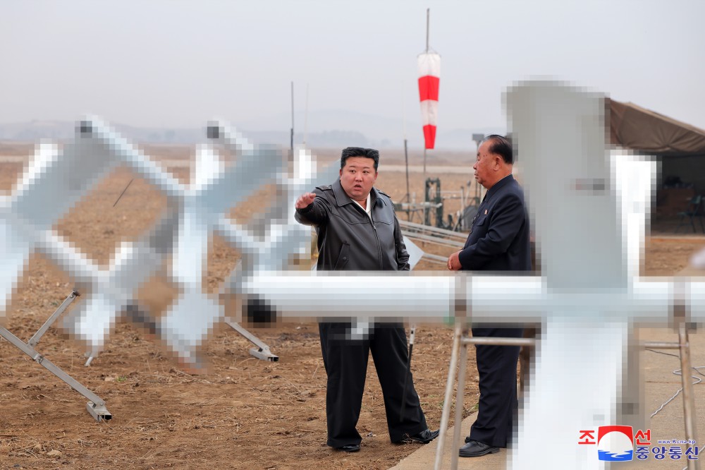 北韓領導人金正恩14日親臨指導無人飛機技術聯合體旗下研究所和企業生產的各種自殺式無人攻擊機性能試驗。 圖：翻攝朝中社
