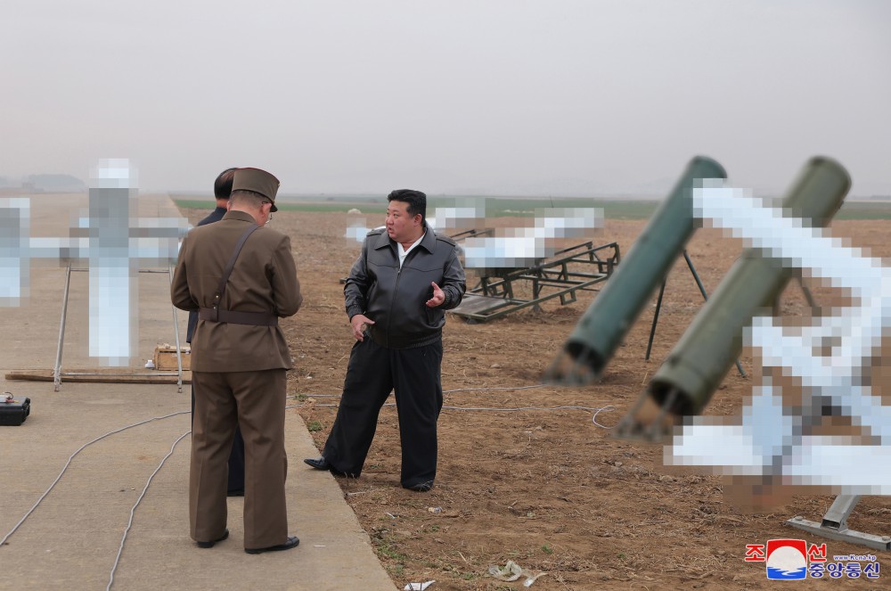 北韓領導人金正恩14日親臨指導無人飛機技術聯合體旗下研究所和企業生產的各種自殺式無人攻擊機性能試驗。 圖：翻攝朝中社