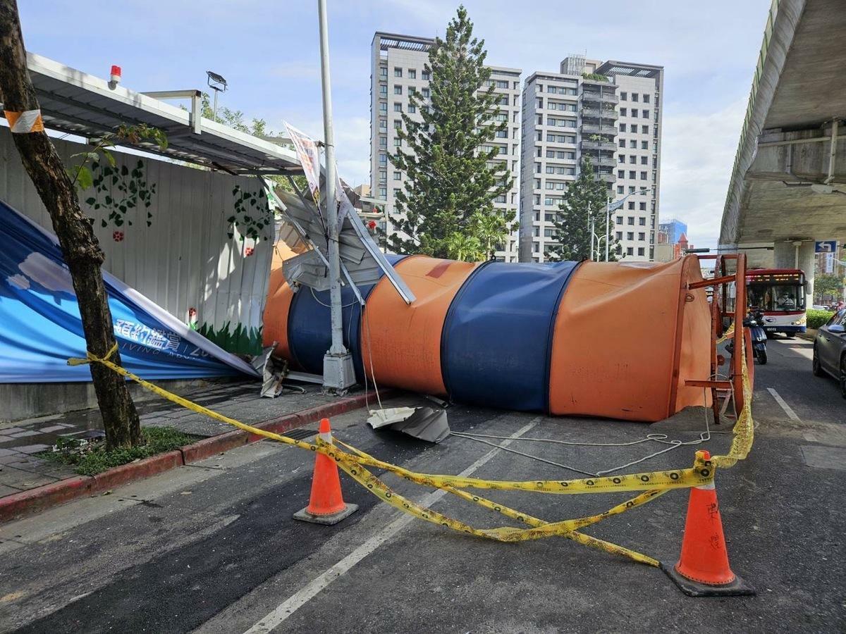 北市內湖路一段今中午發生建案水泥塔突然倒塌意外，導致一名路過的騎士受傷。 圖：陳宥丞議員辦公室 / 提供