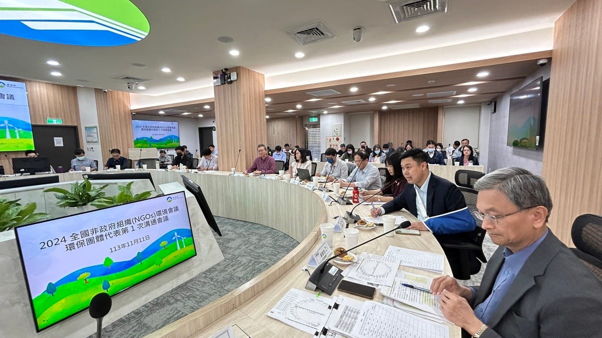 總統府發言人李問（右2）參加2024全國NGO環境會議首次溝通會議，也感謝環境部次長葉俊宏主持、部會用心辦理。 圖：翻攝自李問臉書