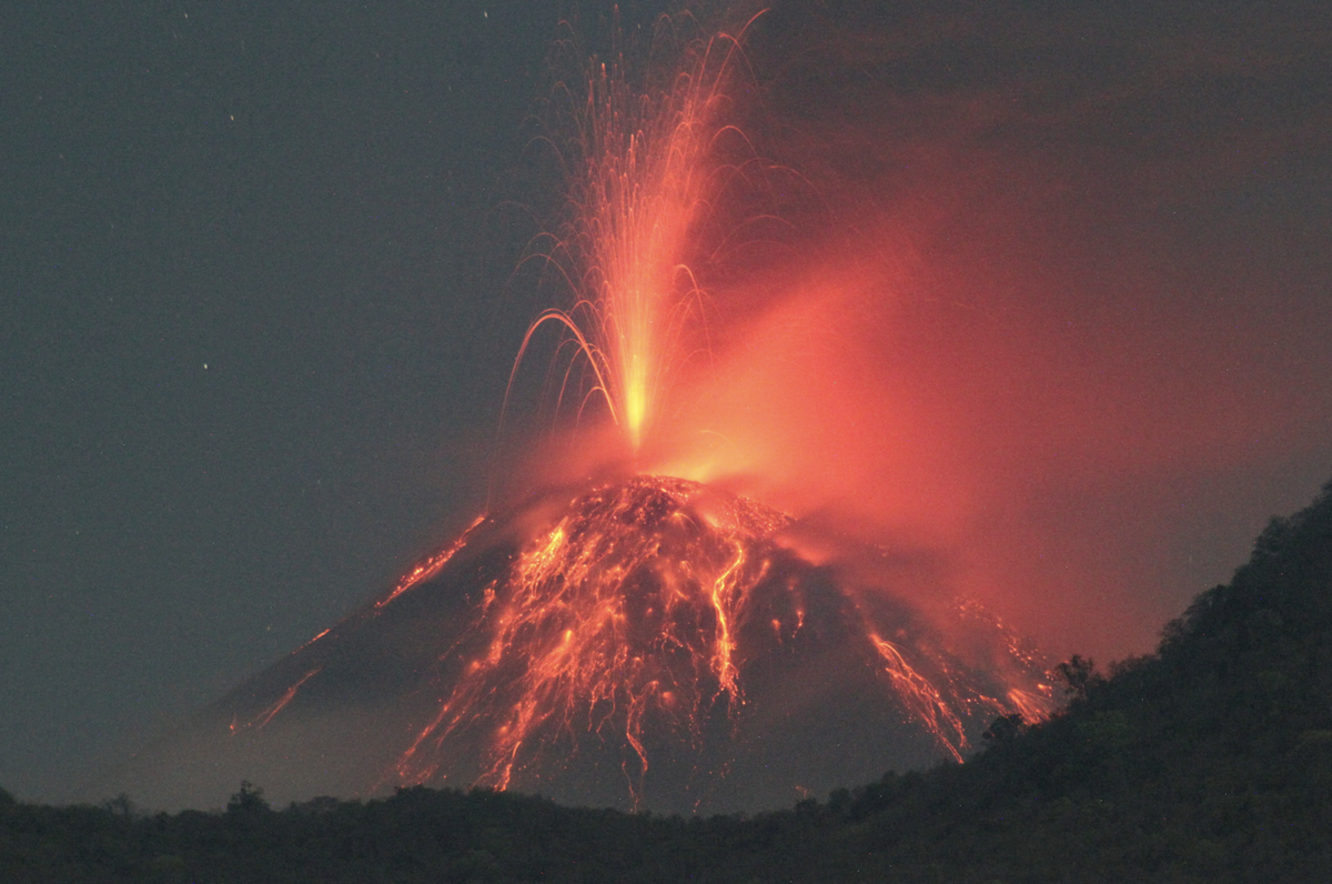 印尼佛羅勒斯島的勒沃托比火山突如其來的噴發，導致許多人在機場滯留數日遲遲無法離開。 圖：達志影像 / 路透社