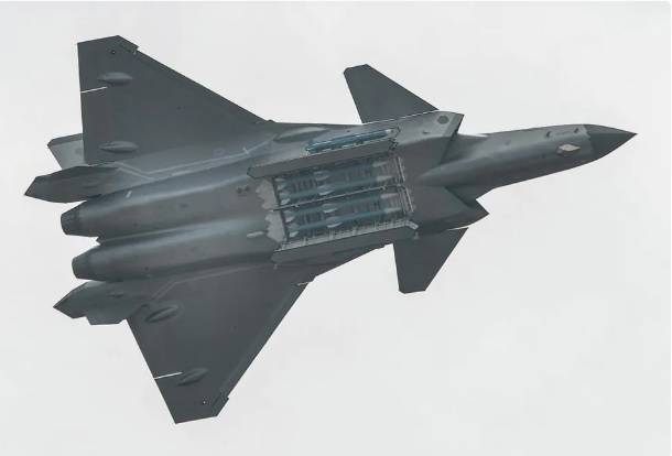 中國殲-20 戰鬥機的內部機艙中，僅能裝載 4 枚霹靂-15 中距離導彈。 圖：翻攝自 裝甲鏟史官