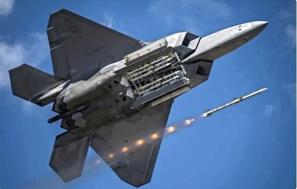 美軍的 F-22 戰鬥機內部機艙則能裝備 6 枚 AIM-120 中距離空對空導彈。 圖：翻攝自 裝甲鏟史官