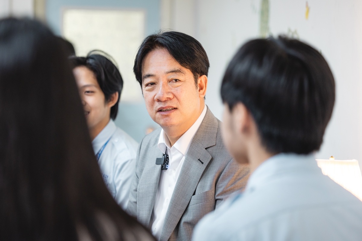 總統賴清德前往師大附中，訪視教育部青少年心理健康支持辦理情形。 圖：總統府提供