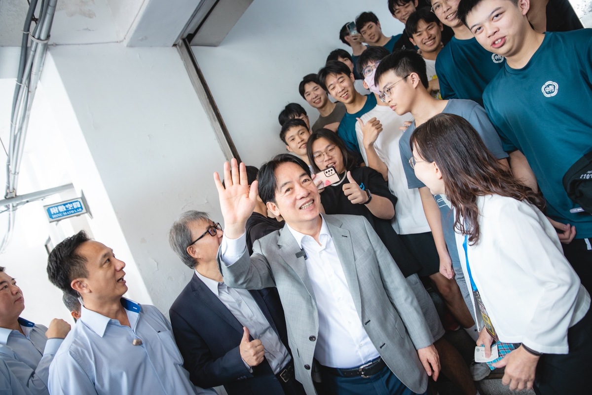 總統賴清德前往師大附中，訪視教育部青少年心理健康支持辦理情形。 圖：總統府提供