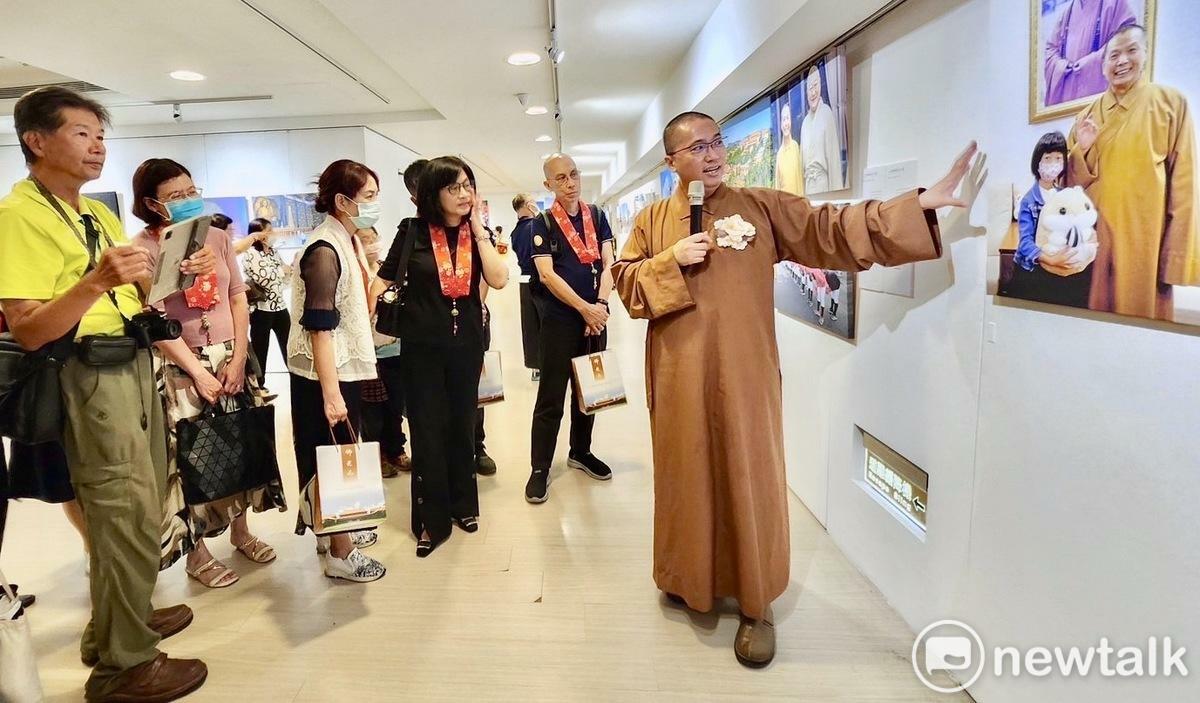 佛光緣美術館台南館今日隆重舉辦「五十三參─慧裴法師攝影巡迴展」開幕式。本次展覽以慧裴法師擔任都監院院長助理期間，所攝影的影像為核心，精選108幅作品，呈現修行歷程與人間淨土實踐之美，與會大眾共有175人參與。 圖：黃博郎／攝